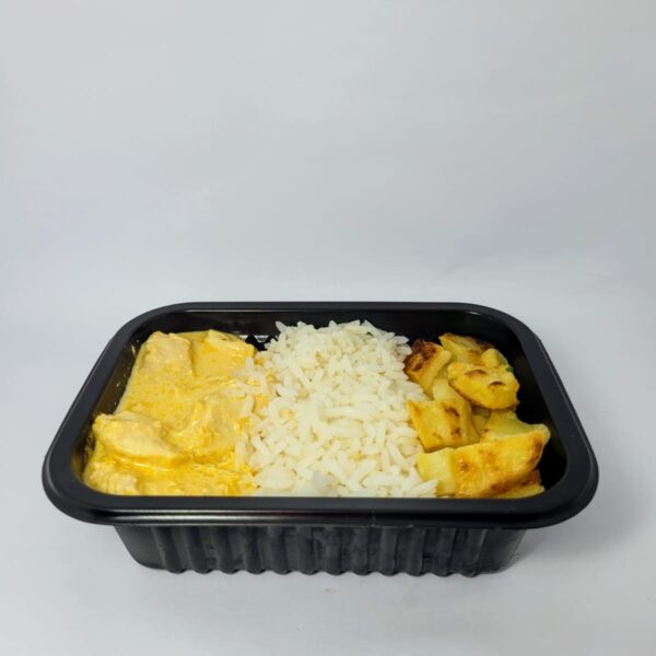 Strogonoff de Frango com Arroz Branco e Batata Sauté